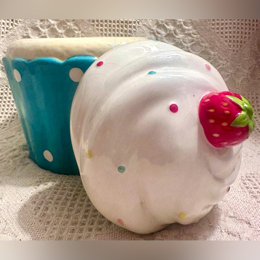 Rare and HTF Big Ceramic Cookie Jar Vanilla Frosting Cupcake World Market 10”in